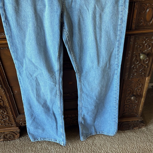 NWT BDG 90’s Bootcut Distressed light wash jeans - Picture 3 of 11